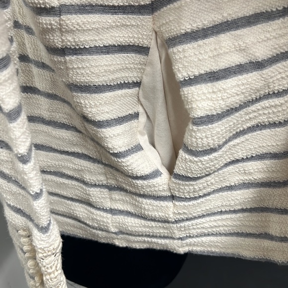 Sweet open front cardigan in blue and cream color reversed fabric. - Picture 6 of 6